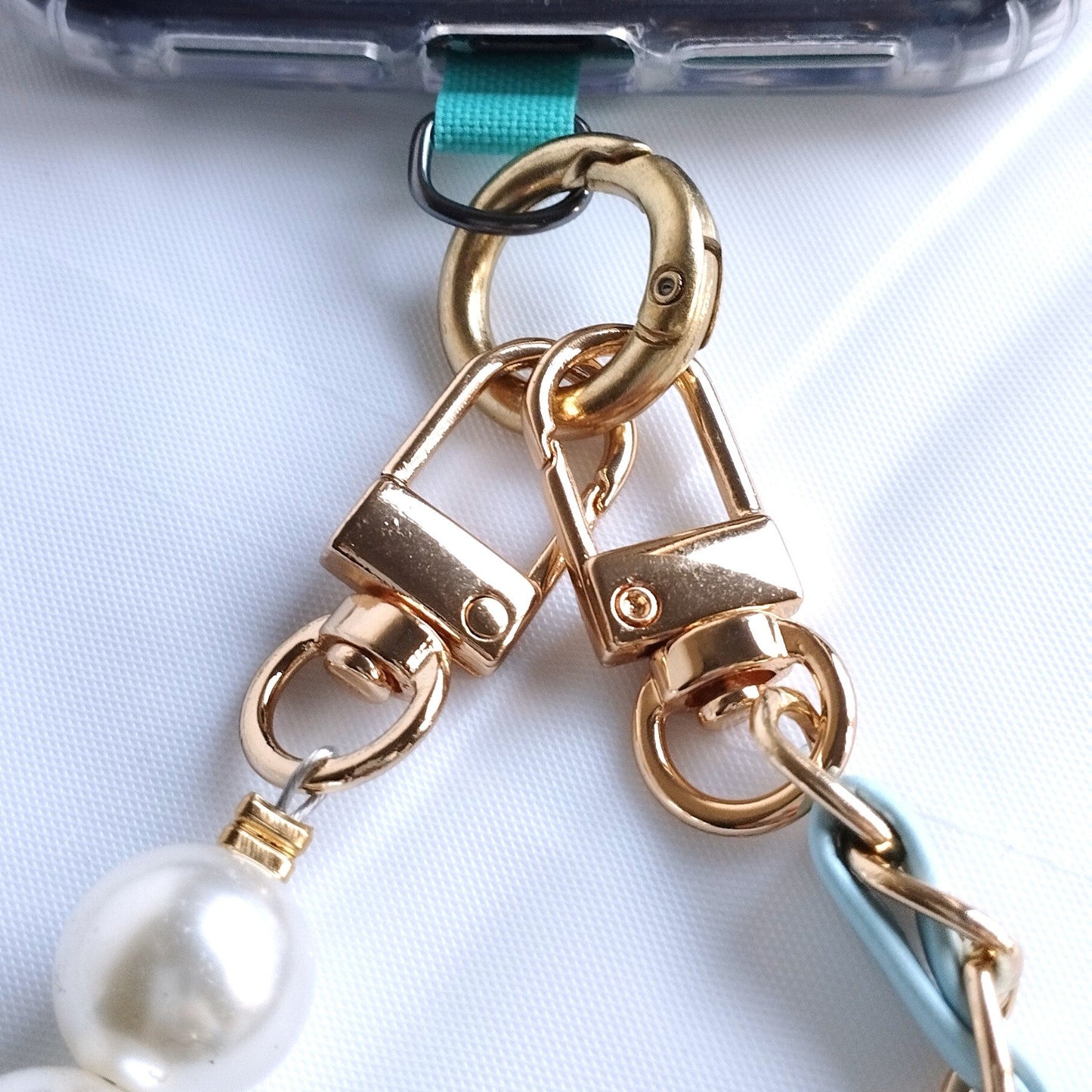 cordao em pele azul claro e entrelaçado dourado para telemovel
