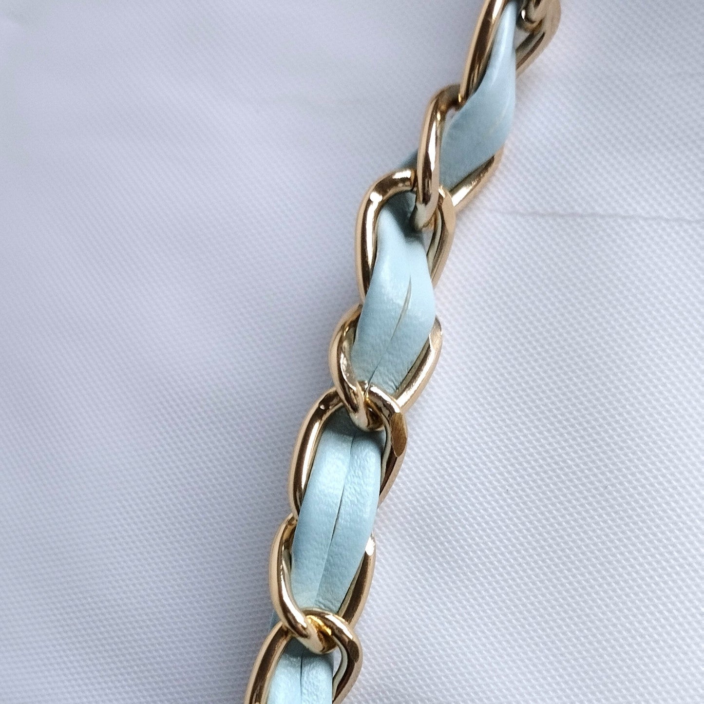 cordao em pele azul claro e entrelaçado dourado para telemovel