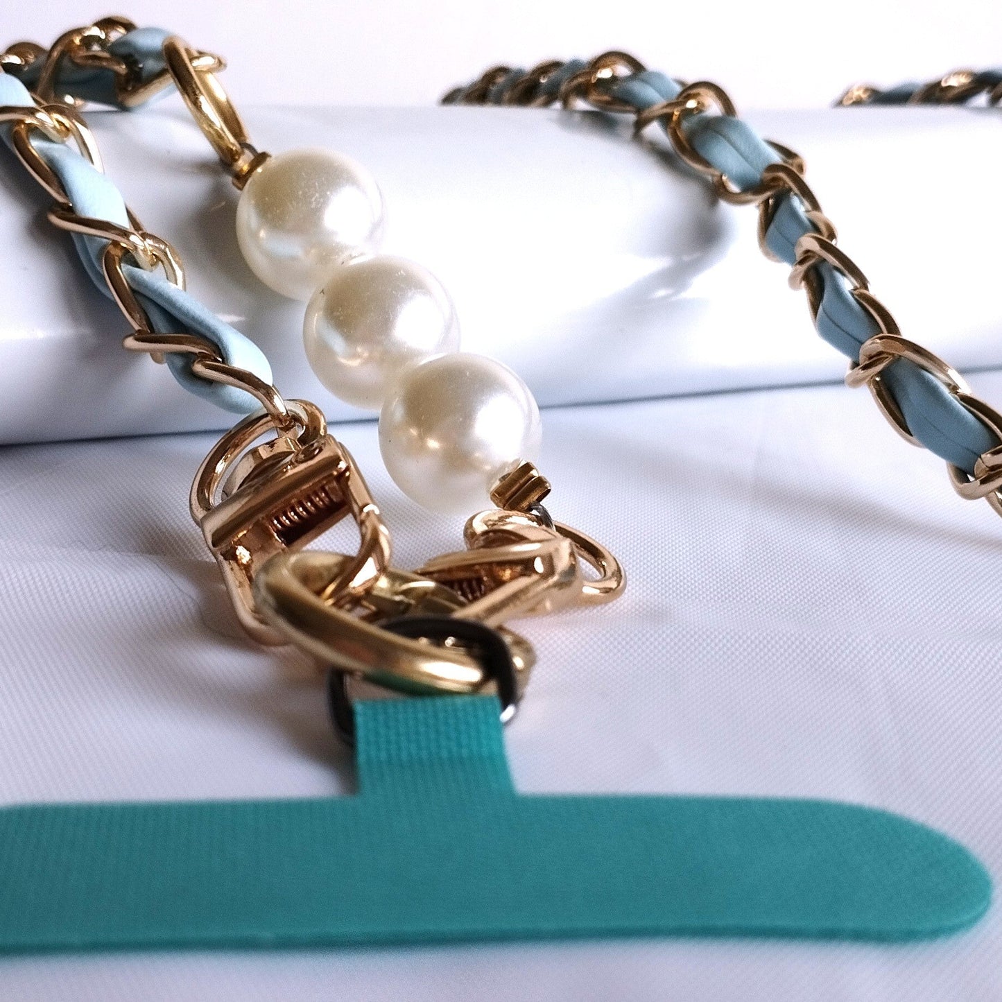 cordao em pele azul claro e entrelaçado dourado para telemovel